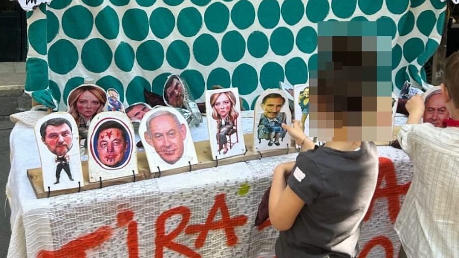 “Tira la cacca agli str…”. Il “gioco” per bimbi con Meloni, Salvini e La Russa
