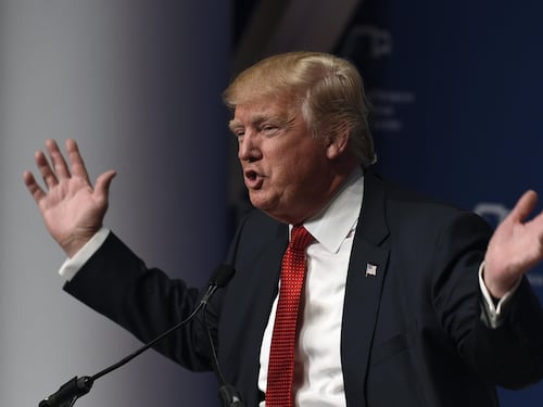 Tutti contro Trump. Lui avanza nei sondaggi ma minaccia: "Corro da solo"