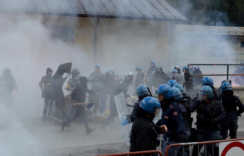 Scontri al Brennero tra black bloc e polizia 13