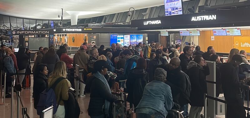 La fila presso la Lufthansa dopo circa due ore di attesa. Foto di Tiziano Bernard