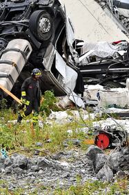 Genova, auto e camion schiacciati dal ponte 2