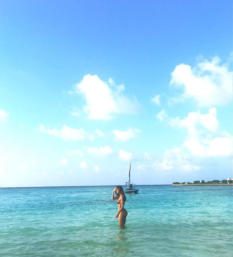 Belen Rodriguez sexy in spiaggia 23