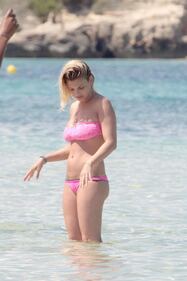 Emma Marrone, curve hot in barca 5