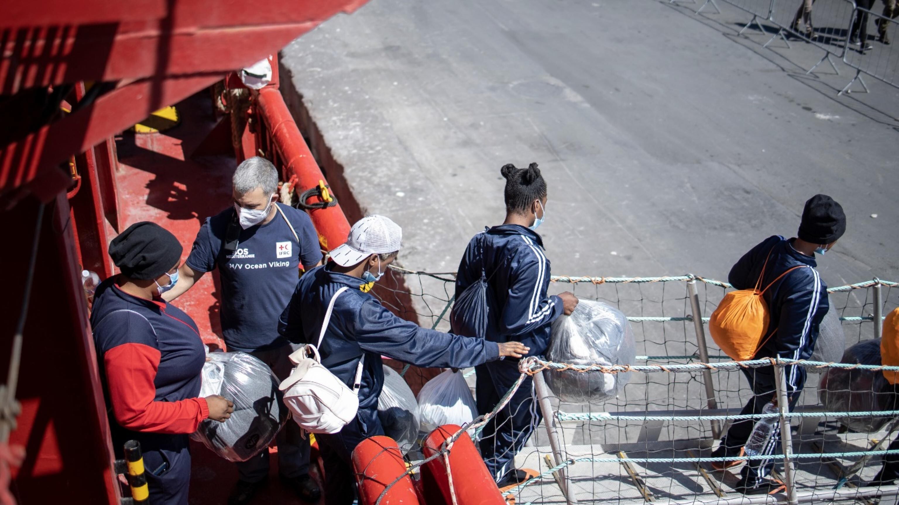 De Luca invoca lo stop allo sbarco. Ma se lo fa Salvini va sotto processo