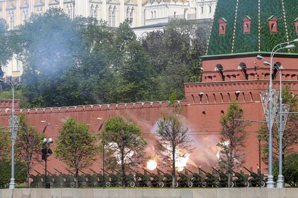 Putin alla parata col nastro degli indipendentisti 16