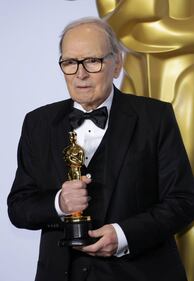 Oscar, i vincitori stringono le statuette 6