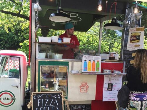 Tutti pazzi per lo street food, ma con il cibo della tradizione locale