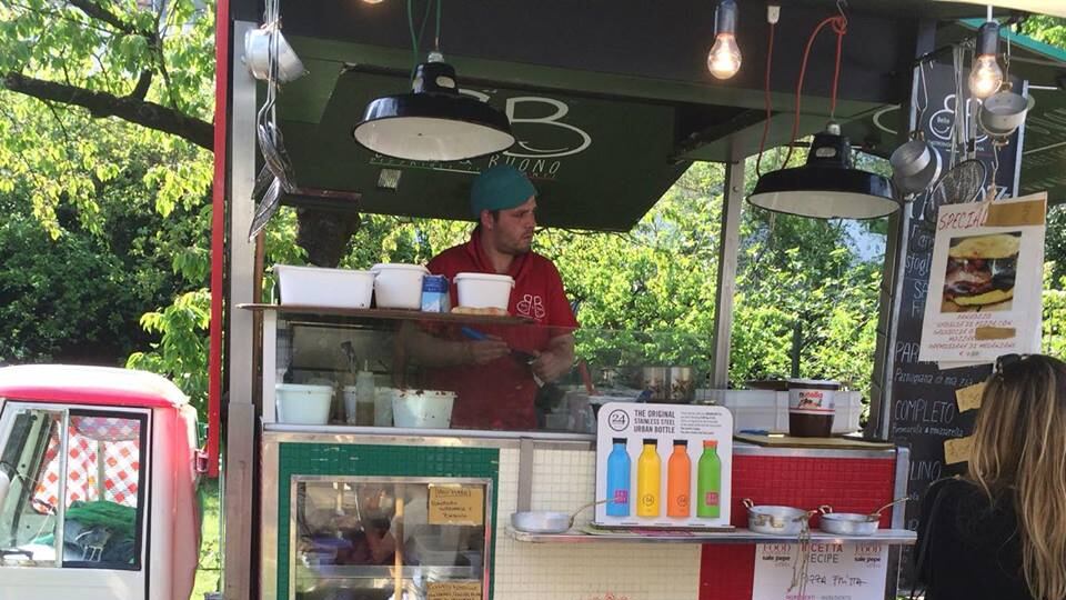 Tutti pazzi per lo street food, ma con il cibo della tradizione locale