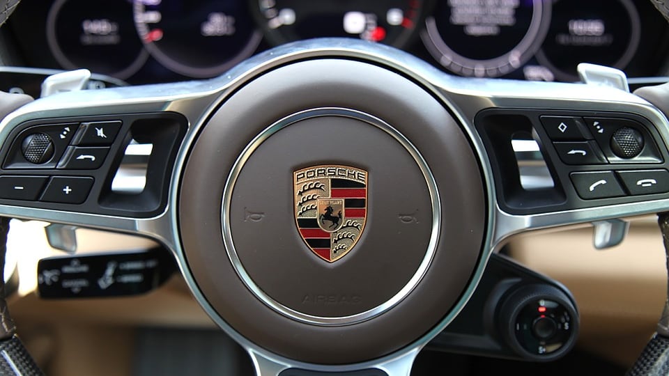 Cantanti con Porsche e hotel. Tutti i furbi del reddito M5S