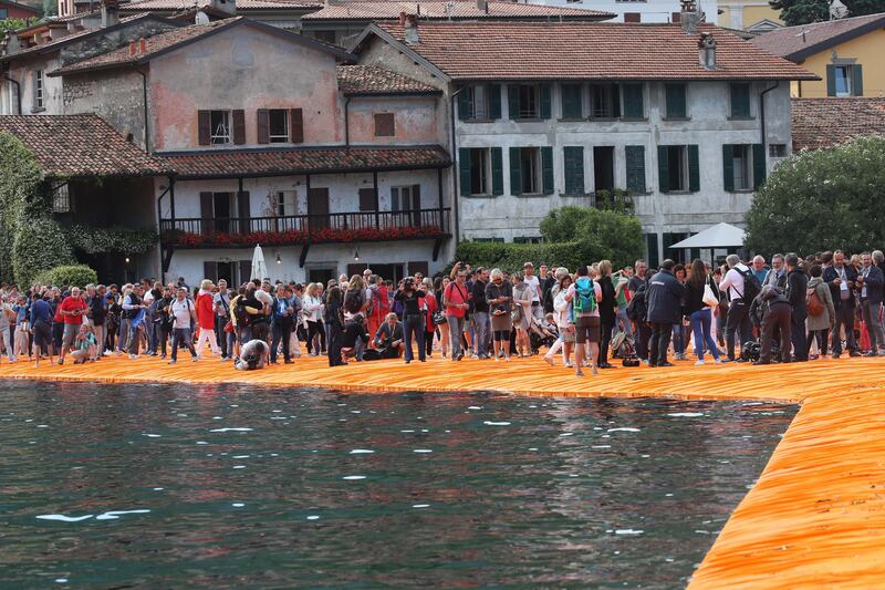 La passerella dorata di Christo che fa camminare sulle acque 17