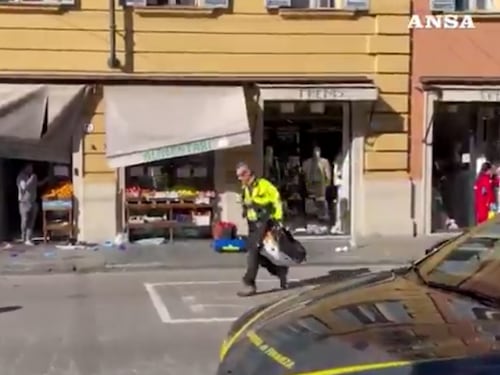 Modena, un testimone: “Blaterava qualcosa non in italiano, poi mi ha colpito al petto e alla testa”