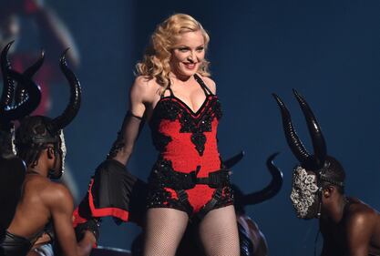 Madonna mostra il lato B ai Grammy 15