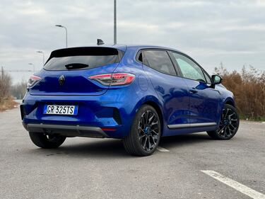 Renault Clio E-Tech: guarda la gallery della citycar ibrida francese 10