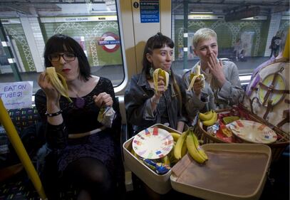 Donne fotografate mentre mangiano in metro, a Londra scatta la protesta 8