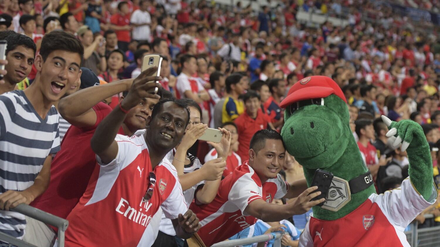 L'"assist" di Özil salva la mascotte
