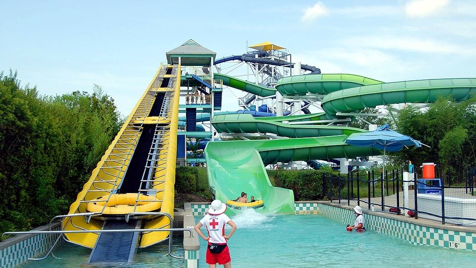 Bolle e lesioni sui piedi dei bambini: domenica di terrore in una piscina