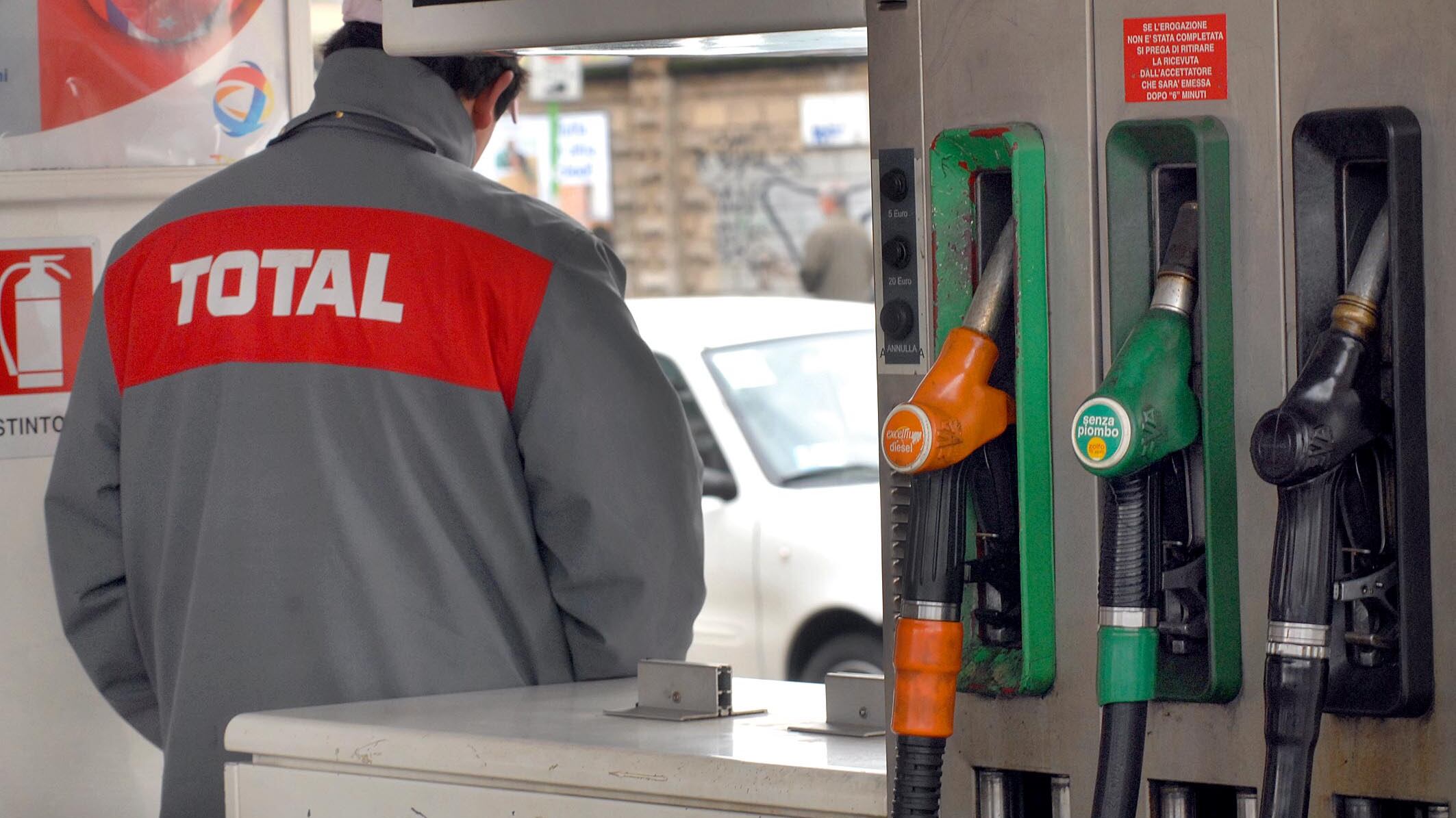 Benzina, il Codacons: "Un pieno costa 20 euro in più dell'anno scorso"
