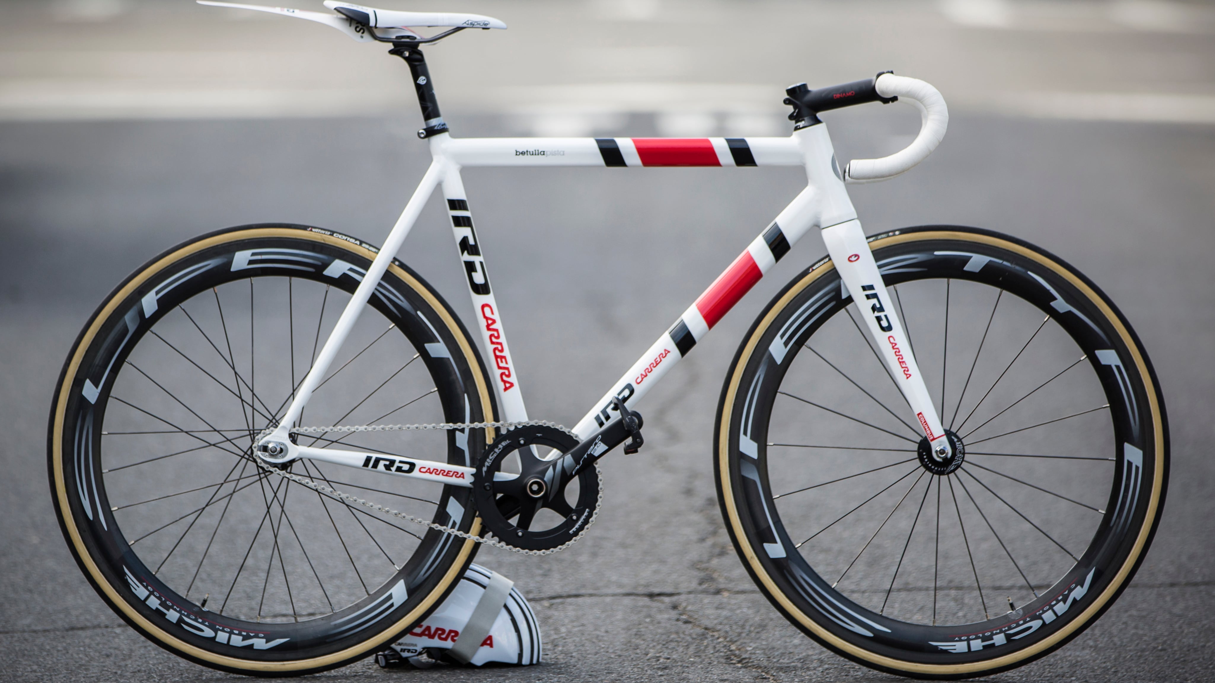 Stile, tecnologia e sogno: la bici "strega" la Triennale