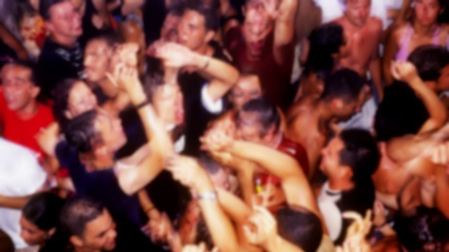 Rho, si sente male durante rave party, adolescente in ospedale