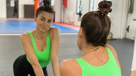 Serena Enardu mostra il lato b, ma piovono critiche: "Troppo audace"