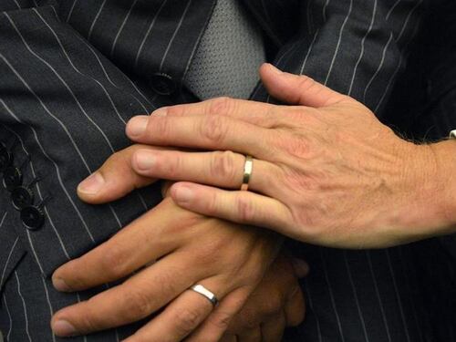 Gruppo di amici gay ha un diverbio col ristoratore: i 4 vanno via