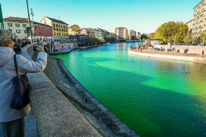 Cop 30, così gli attivisti hanno colorato di verde i Navigli 4