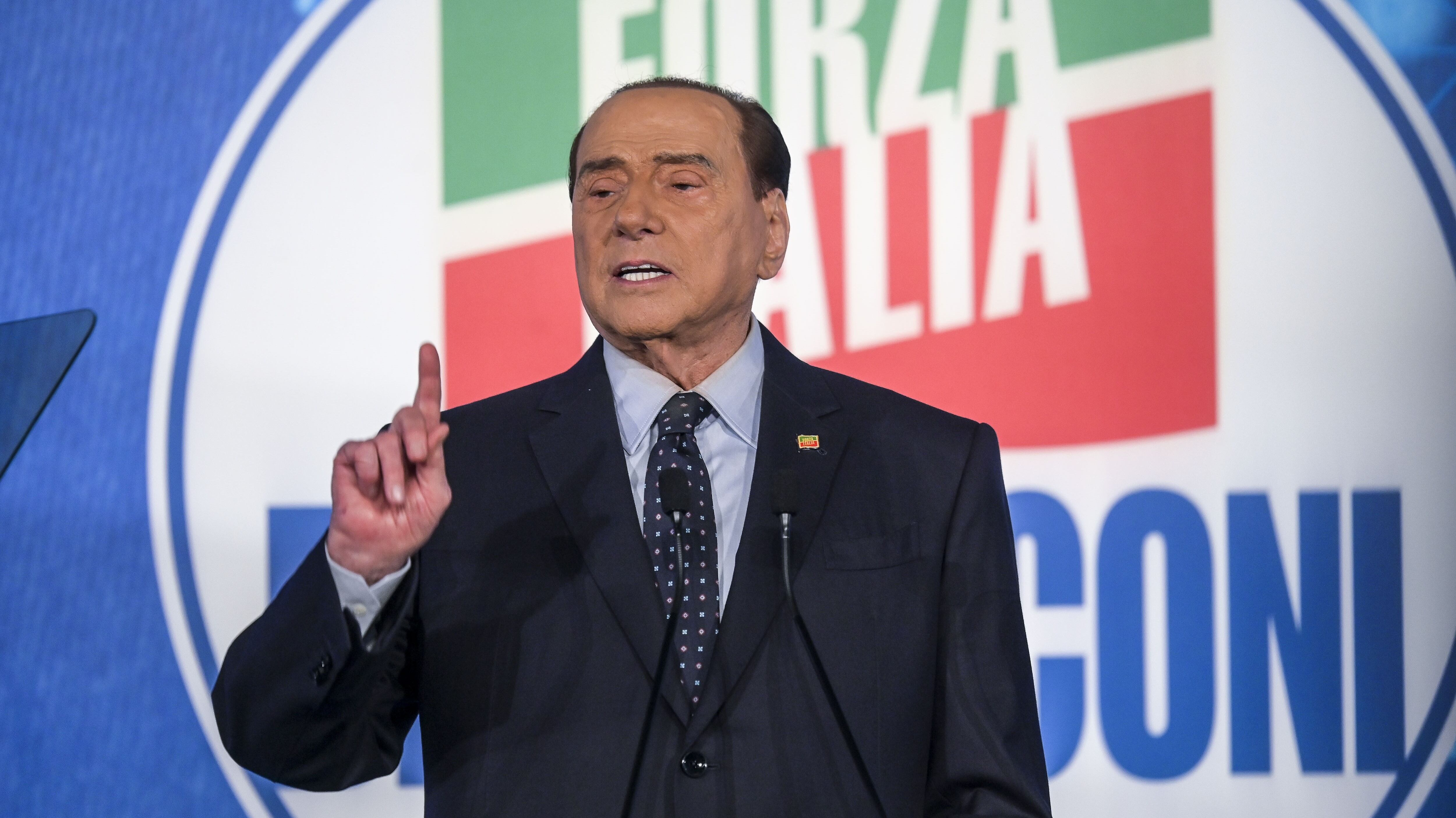 "Candidarmi? Deciderò". Il Cav traccia la road map: "Flat tax nei primi 100 giorni di governo"