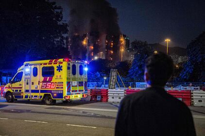 Vasto incendio a Hong Kong: le immagini del complesso residenziale in fiamme 11