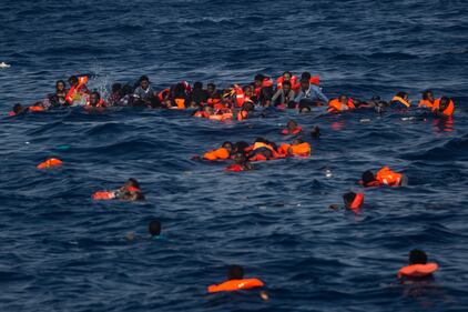 Migranti, naufraga un barcone al largo della Libia 5