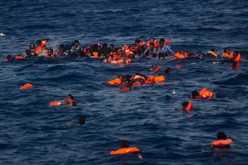 Migranti, naufraga un barcone al largo della Libia 5