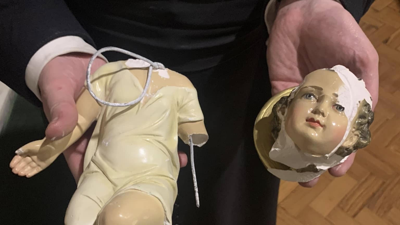 Gesù decapitato, reliquie profanate e sangue versato: l'attacco in chiesa il giorno della vigilia