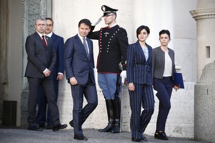 Il debutto di Conte: in taxi con la scorta 5