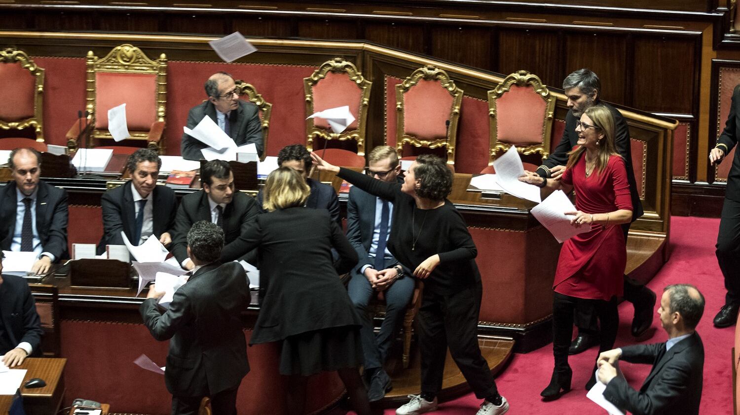 Manovra, il governo pone la fiducia. E le opposizioni insorgono