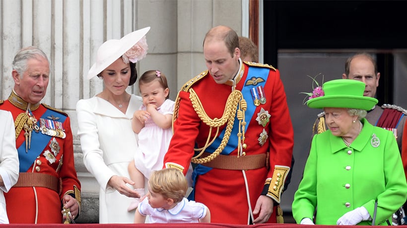 L'atteggiamento 'sbottonato' di William non piace alla regina. Così lo ha rimproverato