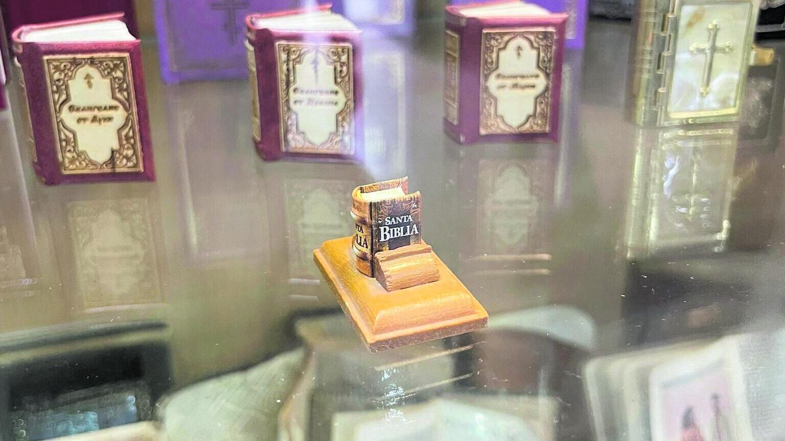 Nell'incredibile museo di Zarifa Salakhova: la regina azera dei libri miniaturizzati