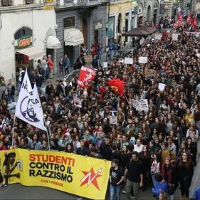 Firenze, fantoccio di Salvini calato in Arno 5