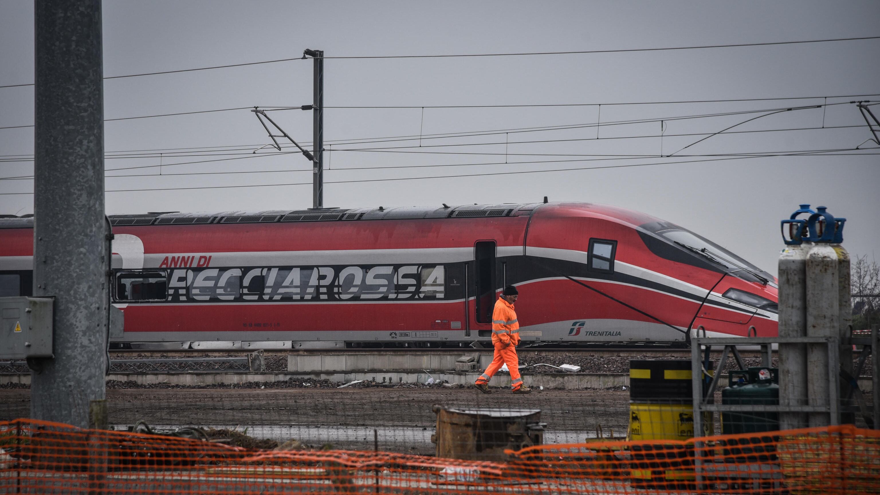 Orrore a Pescara: si getta sotto il treno con la figlia di 9 anni