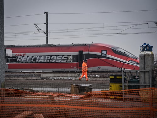 Orrore a Pescara: si getta sotto il treno con la figlia di 9 anni