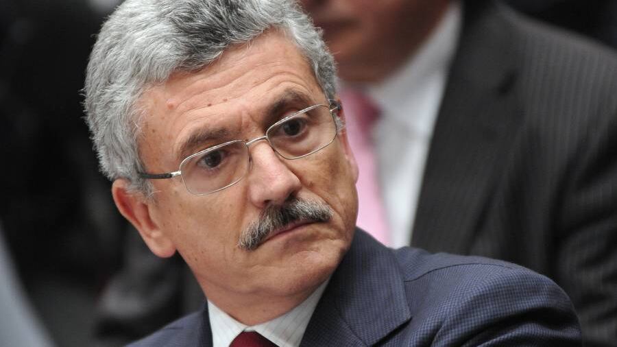 D'Alema nei guai: "Deve restituire 500mila euro"
