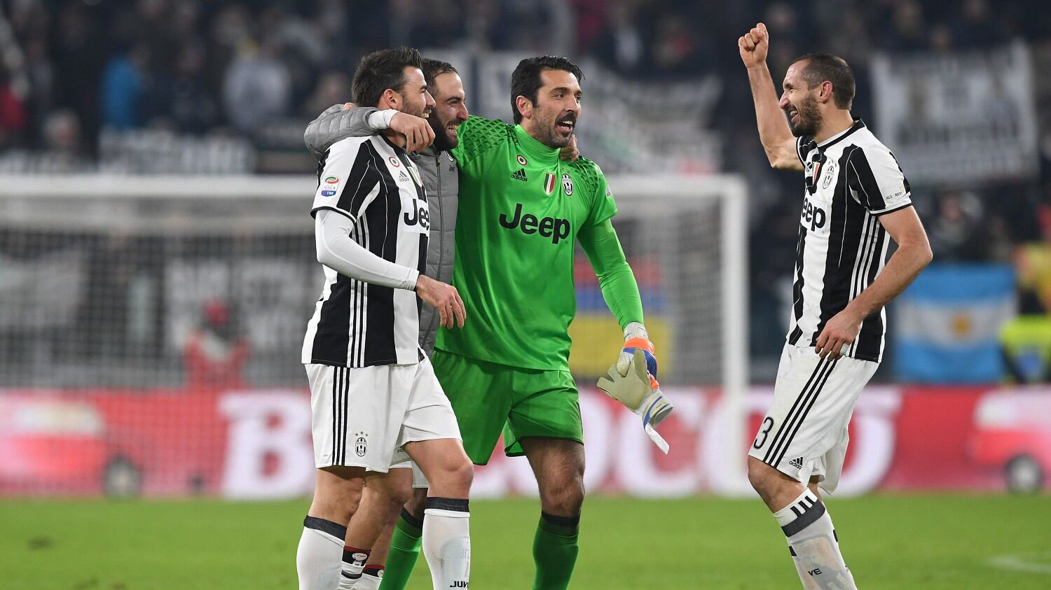 La Juventus zoppica in campionato: Tapiro d'oro per Chiellini, Buffon, Higuain e Barzagli
