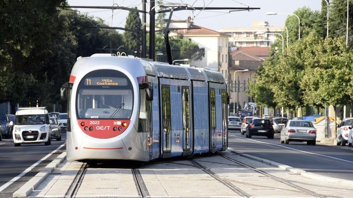 Sul tram senza biglietto, picchia i controllori: denunciato senegalese