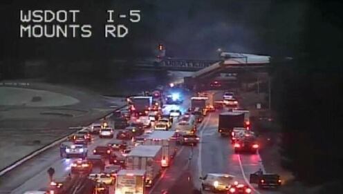 Seattle, treno deraglia e precipita sull'autostrada 6