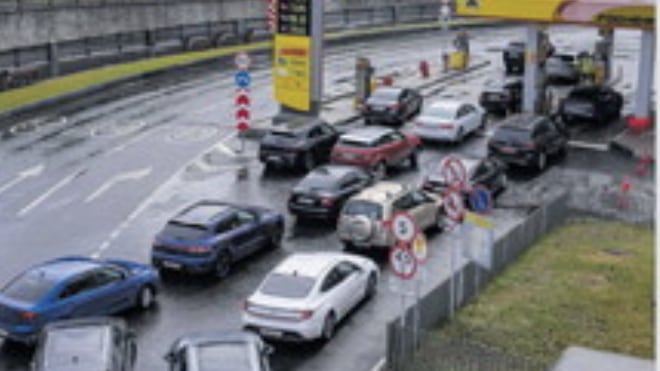Kiev spavalda. "Le raffinerie tutte obiettivi". Mosca a secco