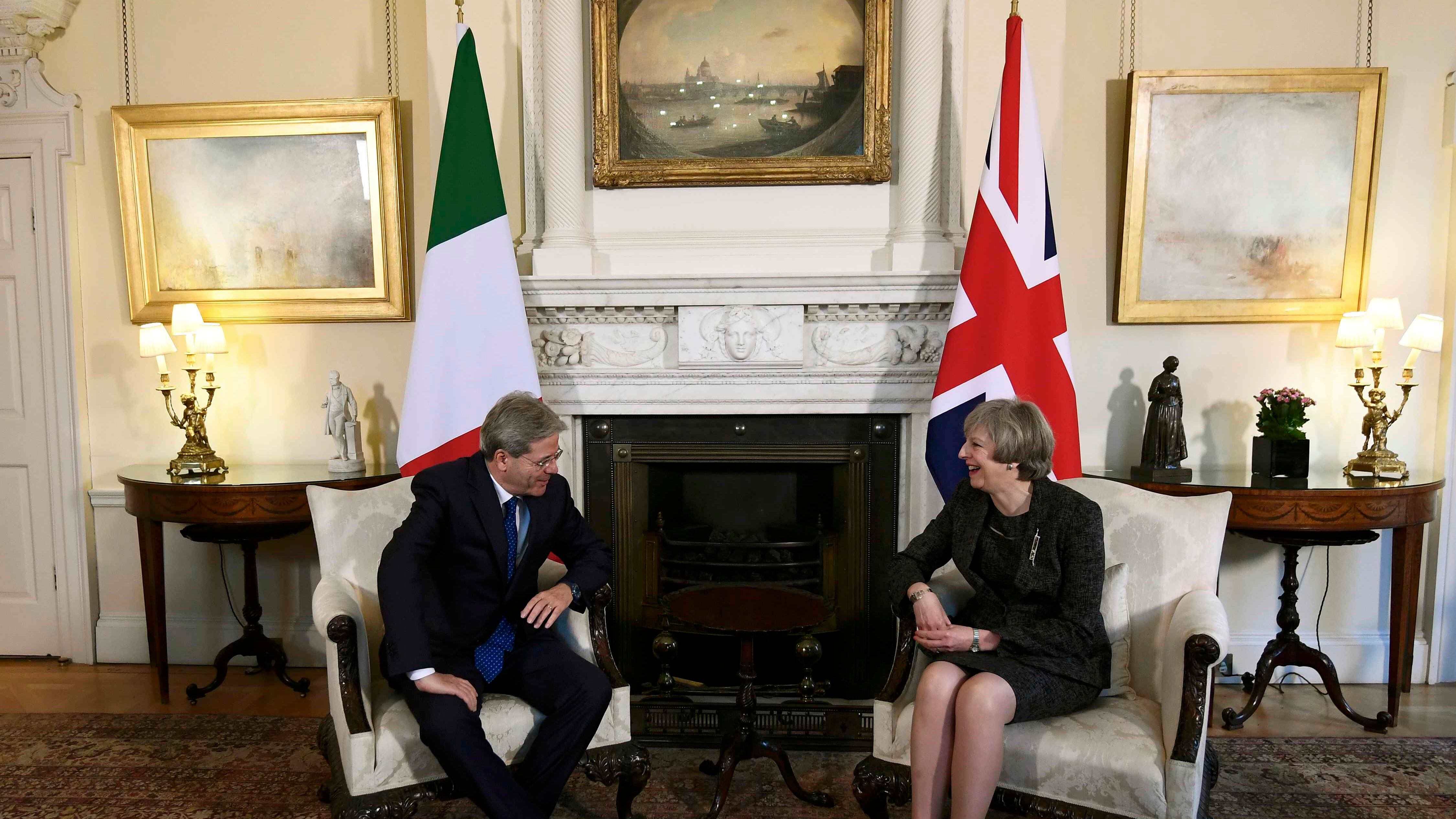 Gentiloni apre la porta all'Europa a due velocità Merkel: Euro non si tocca