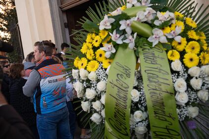 L'ultimo saluto a Matilde Lorenzi: le immagini più toccanti dei funerali 17
