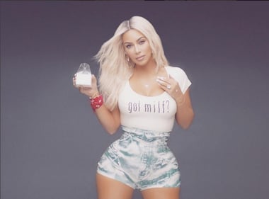 Kim Kardashian, maglietta bagnata senza reggiseno 12