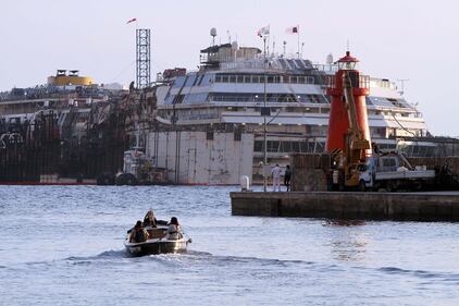 La Concordia torna a galleggiare 1