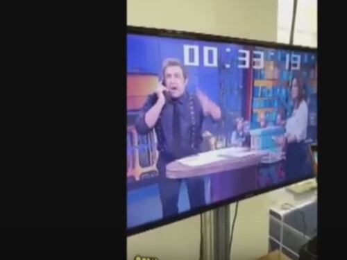 Striscia svela i video di Flavio Insinna: "Maledizioni davanti ai concorrenti"