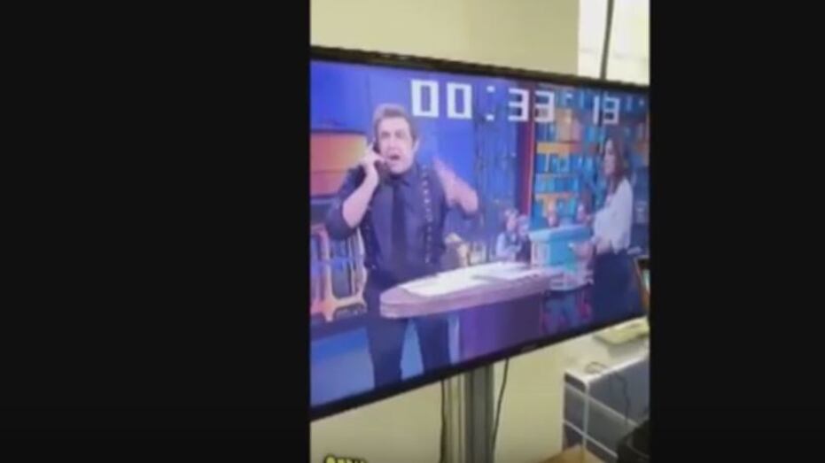 Striscia svela i video di Flavio Insinna: "Maledizioni davanti ai concorrenti"