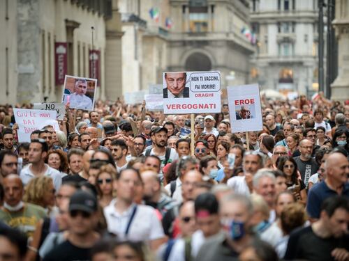 "Andiamoli a prendere...": è partita la caccia violenta dei no vax